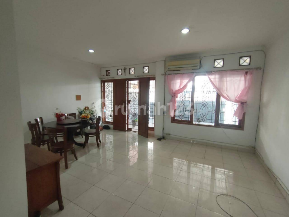 Minimalist 3-Story House with AC in Sunter