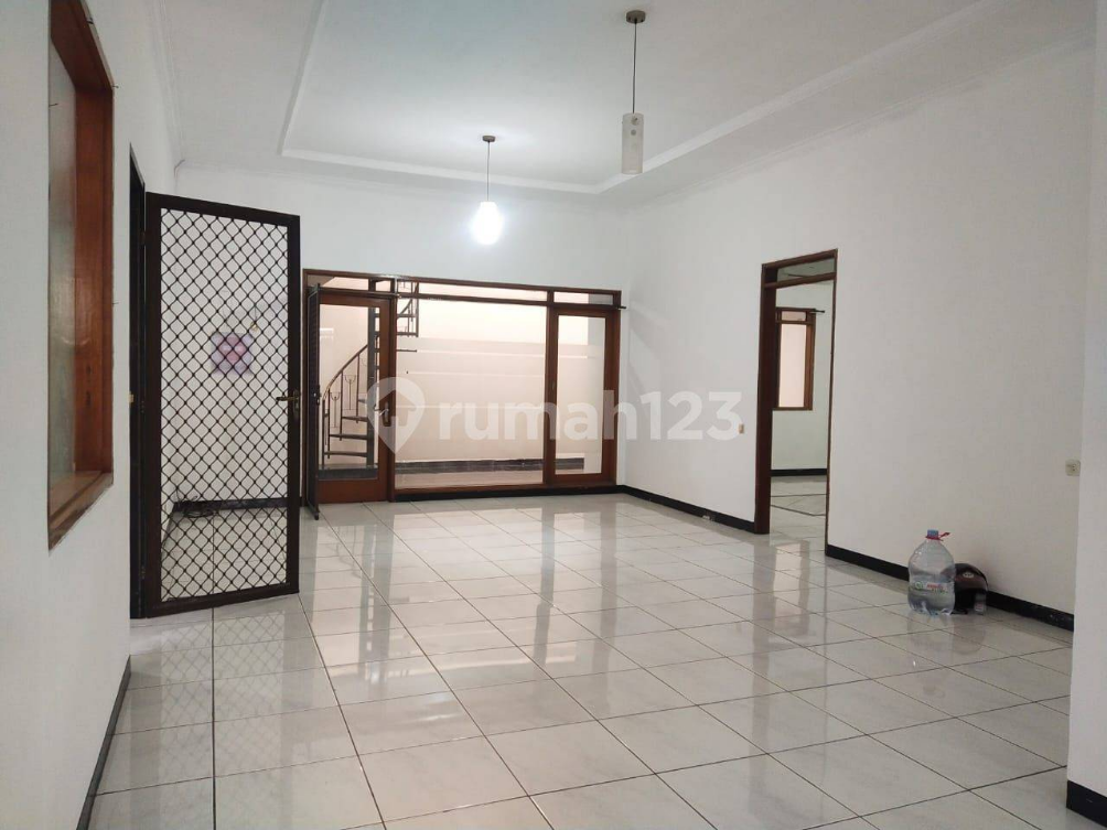 Spacious 5-Bedroom House with Garden and Carport