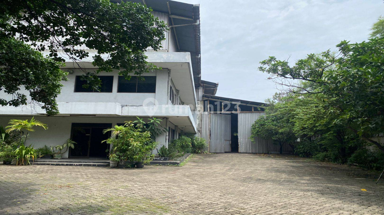 Strategic Location Warehouse Building with Parking