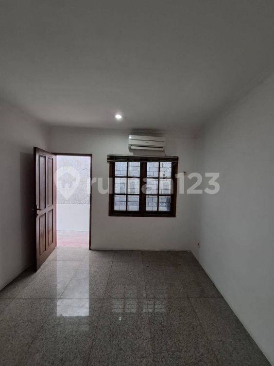 Spacious Family House in Strategic Kebayoran Location
