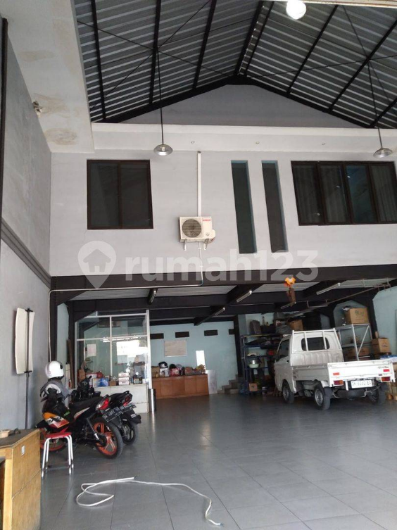 Spacious Commercial Property with Living Space in Renon