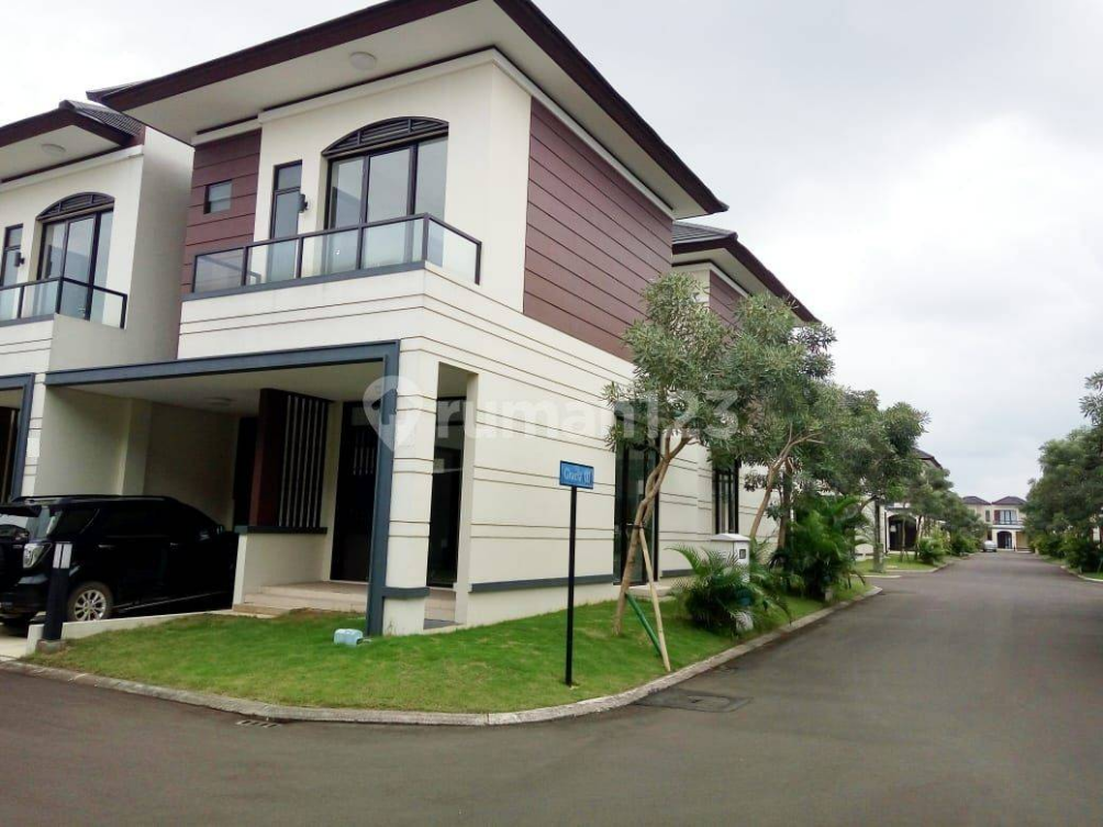 Modern Two-Story Townhouse in Quiet Residential Complex