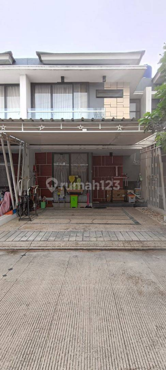 Modern Townhouse with Designer Interior and Parking