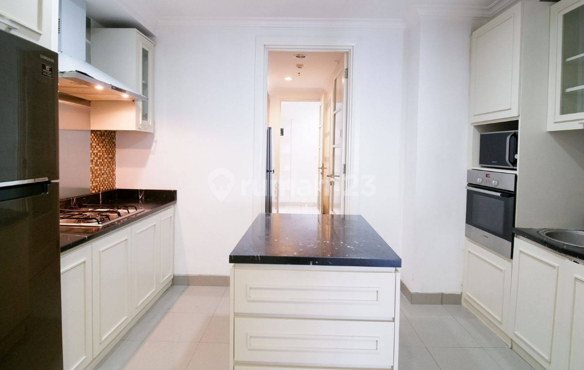 Luxurious 4-Bedroom Apartment with Private Lift