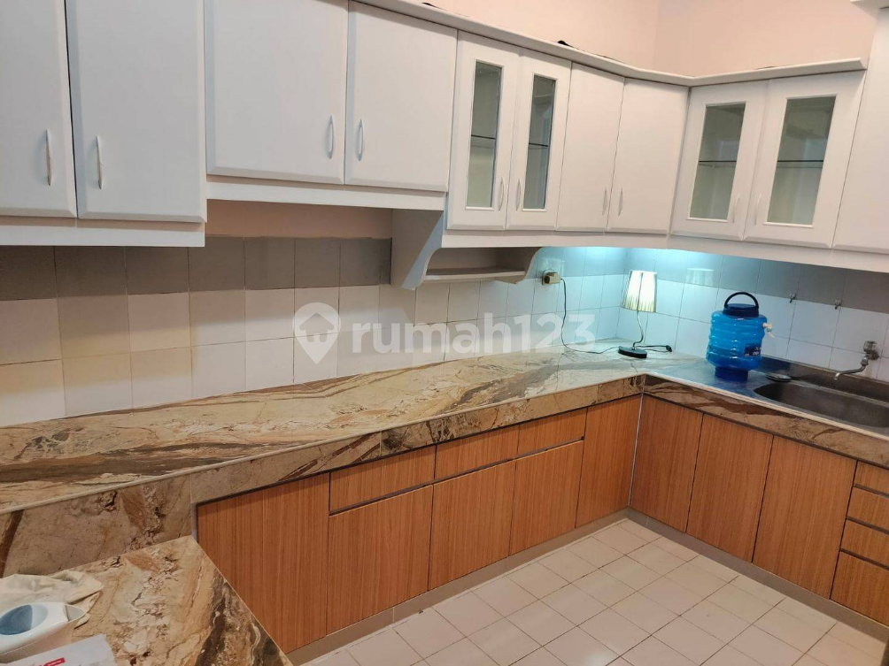 Spacious 5-Bedroom House with Modern Amenities