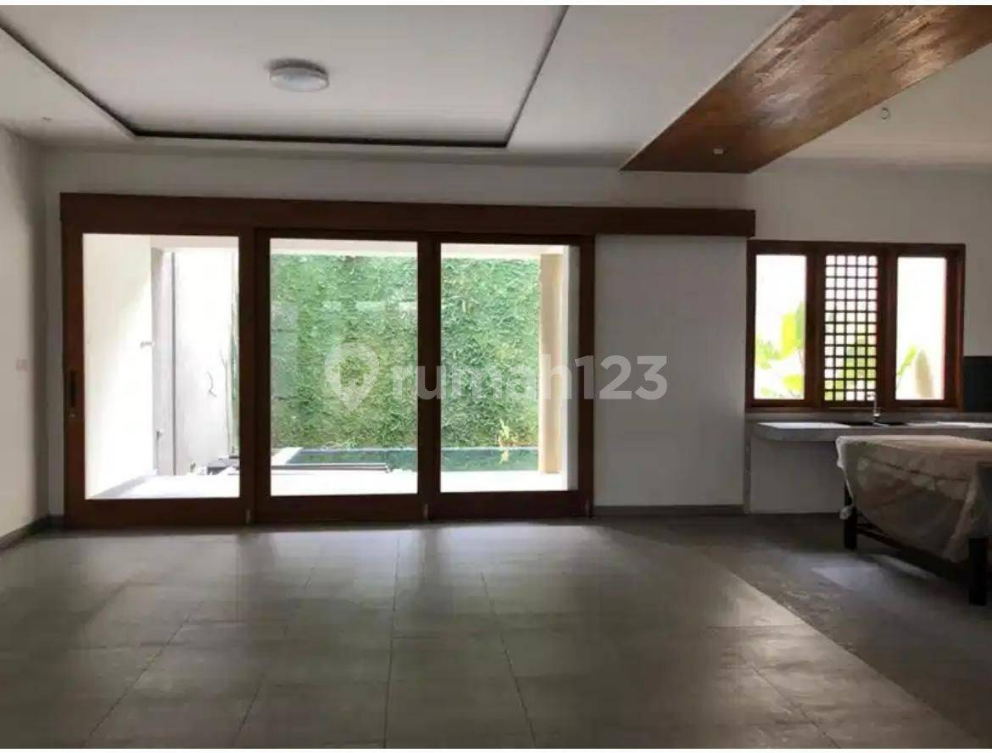Spacious House with Pool in Cipinang Cempedak