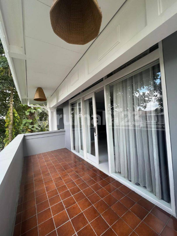 Spacious Two-Story House with Garden in Setrasari