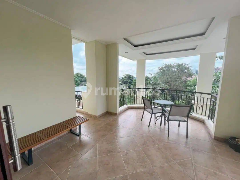 Luxurious Palm Hill Estate Family Home