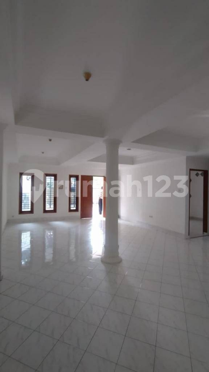 Strategic Corner House Near Tebet Eco Park