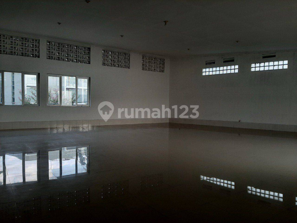 Large Commercial Space with Multiple Offices in Bandung