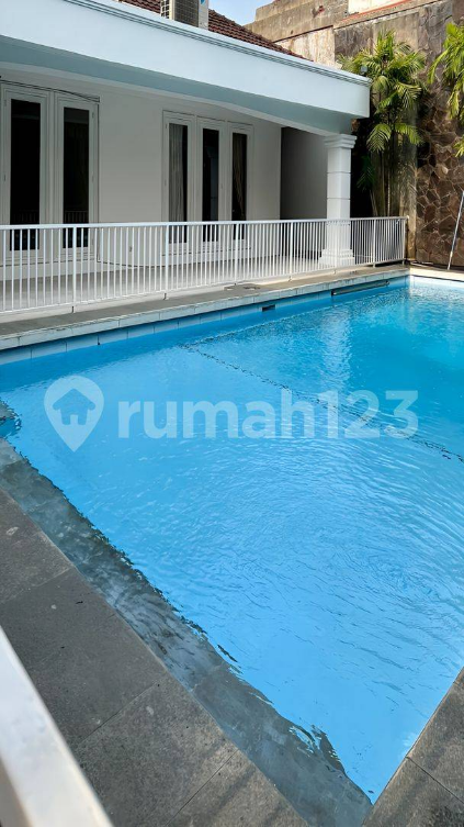 Elite 4BR Townhouse with Pool in Cipete