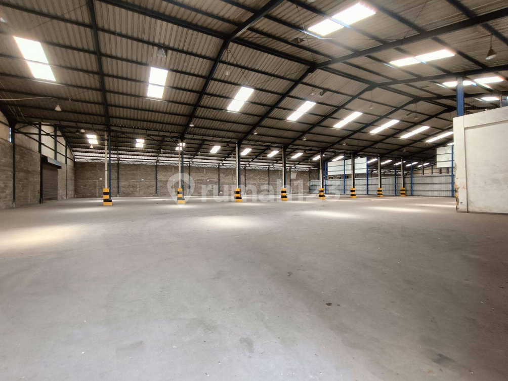Large 2200m² Industrial Warehouse with Modern Lighting