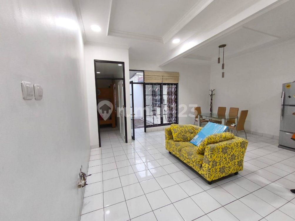 Spacious 3-Bedroom House with Modern Kitchen