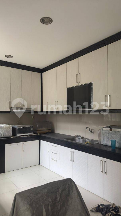 Spacious 5-Bedroom House with Modern Amenities