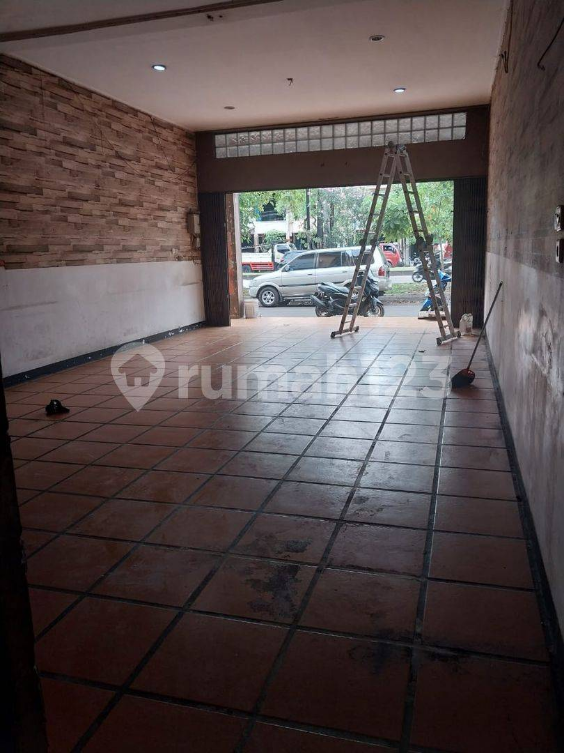 Spacious Commercial Shophouse with Two Bathrooms