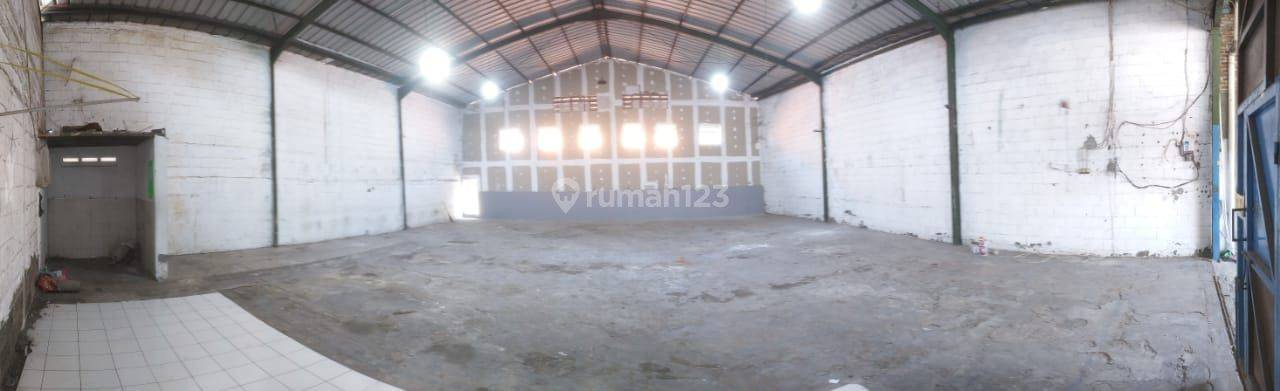 Spacious Warehouse Near Toll Gate with Office Space