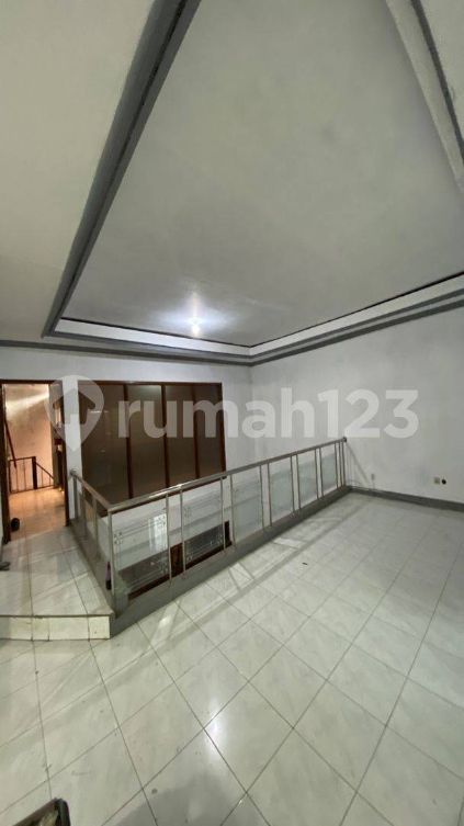 Spacious 6-Bedroom House with Garden in Batu