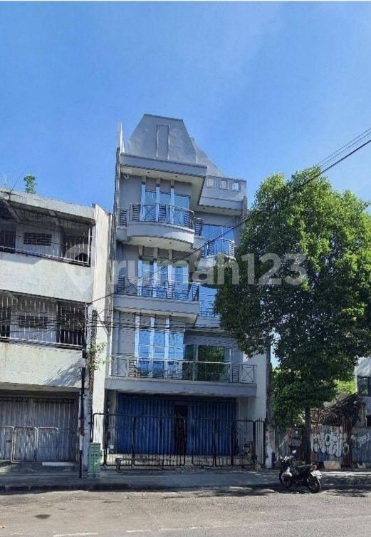 Strategic Commercial Building with 167m² Area