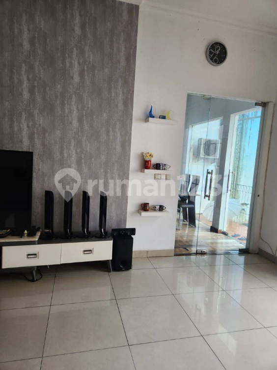 Furnished 2.5-Floor House Near PIK