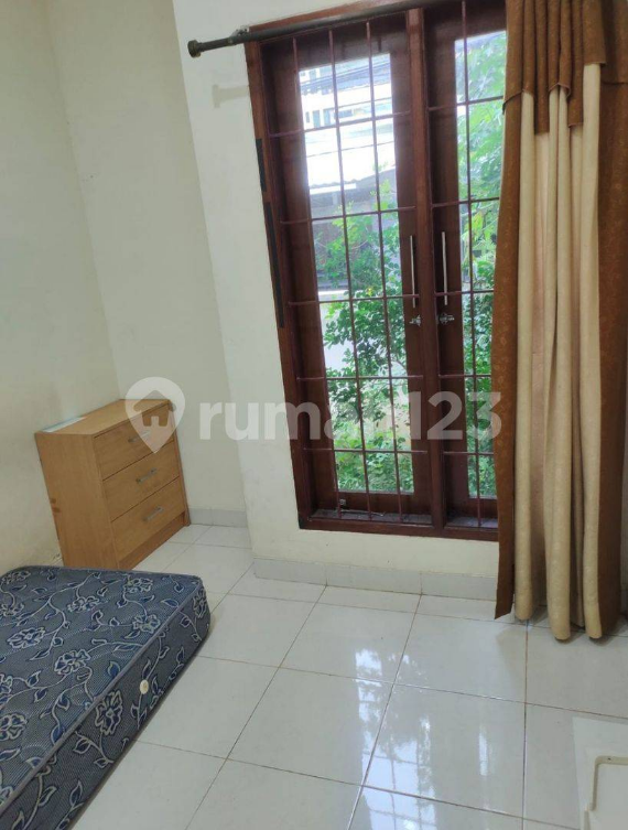 Spacious 4-Bedroom House with Garden and Parking