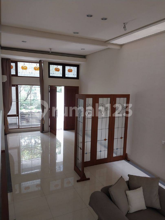 Elite Pondok Indah House with Garden and Security