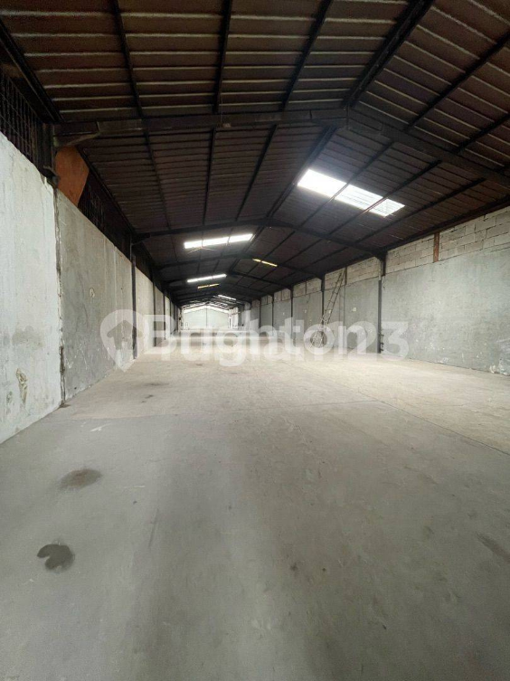 Large 800m² Warehouse with Container Access