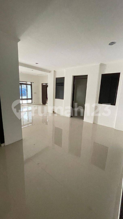 Spacious Commercial House Near City Center
