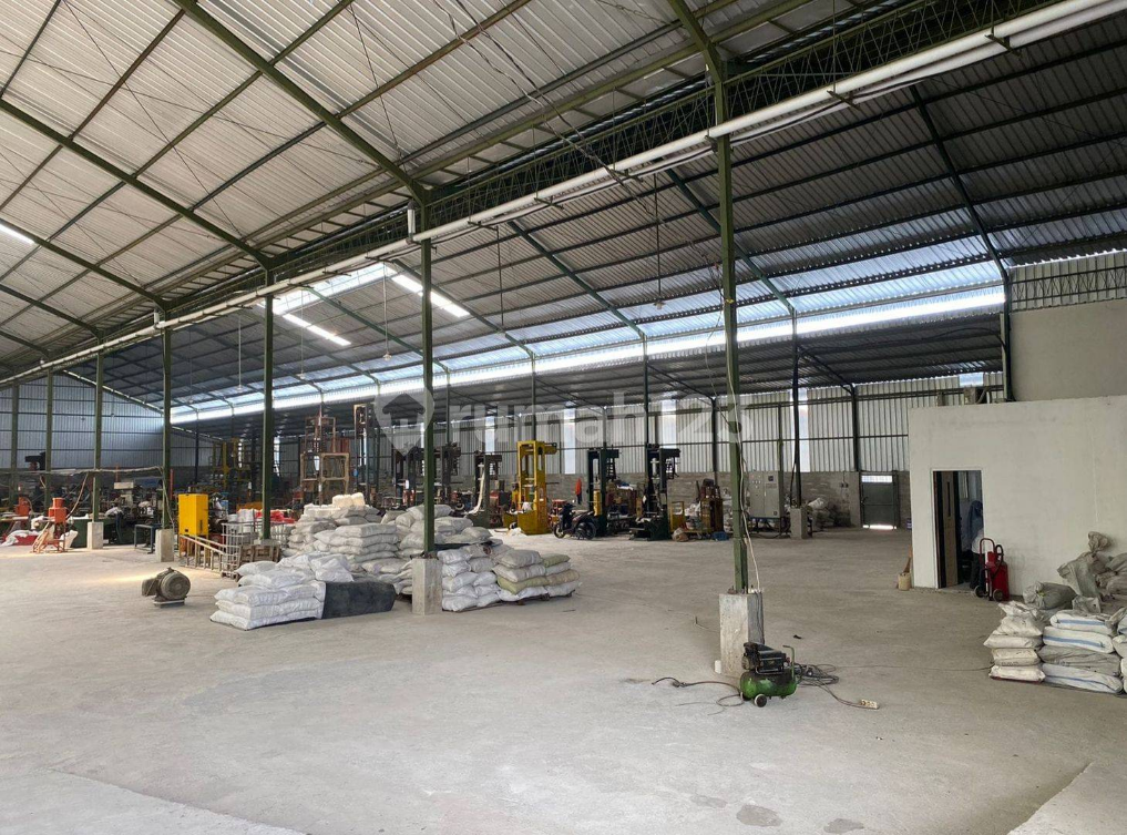 Large Industrial Warehouse with Strategic Location
