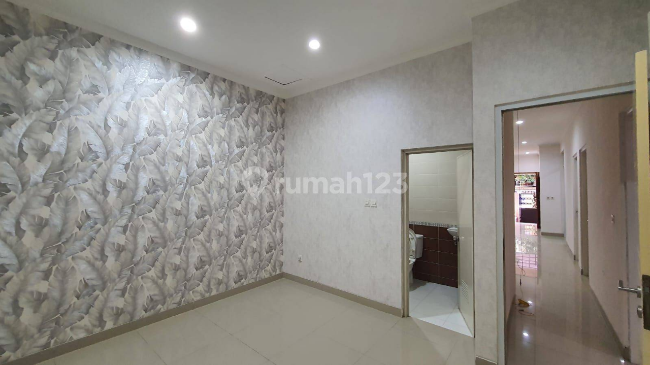 Spacious 1.5-Story House Near Mall with Garden