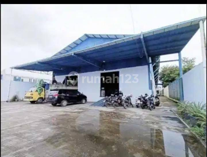 Spacious Industrial Warehouse with Container Access