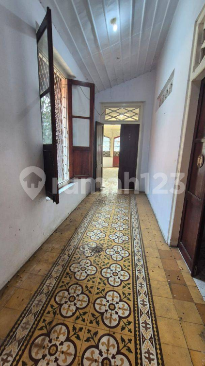 Vintage House for Rent in Siliwangi