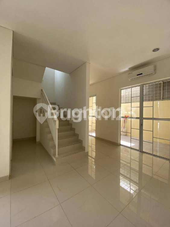 Modern Townhouse Near Mall and Hospitals