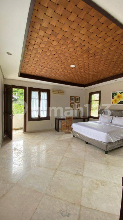 Luxurious 3-Bedroom Villa with Pool in Singakerta