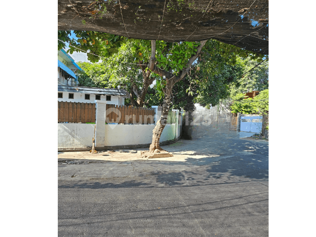 Spacious House Near BCA Diponegoro with Wide Access