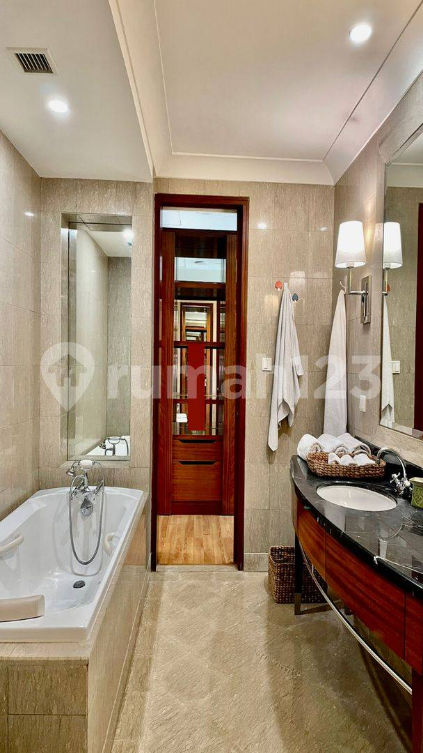 Luxurious 3BR Corner Unit with Private Lift