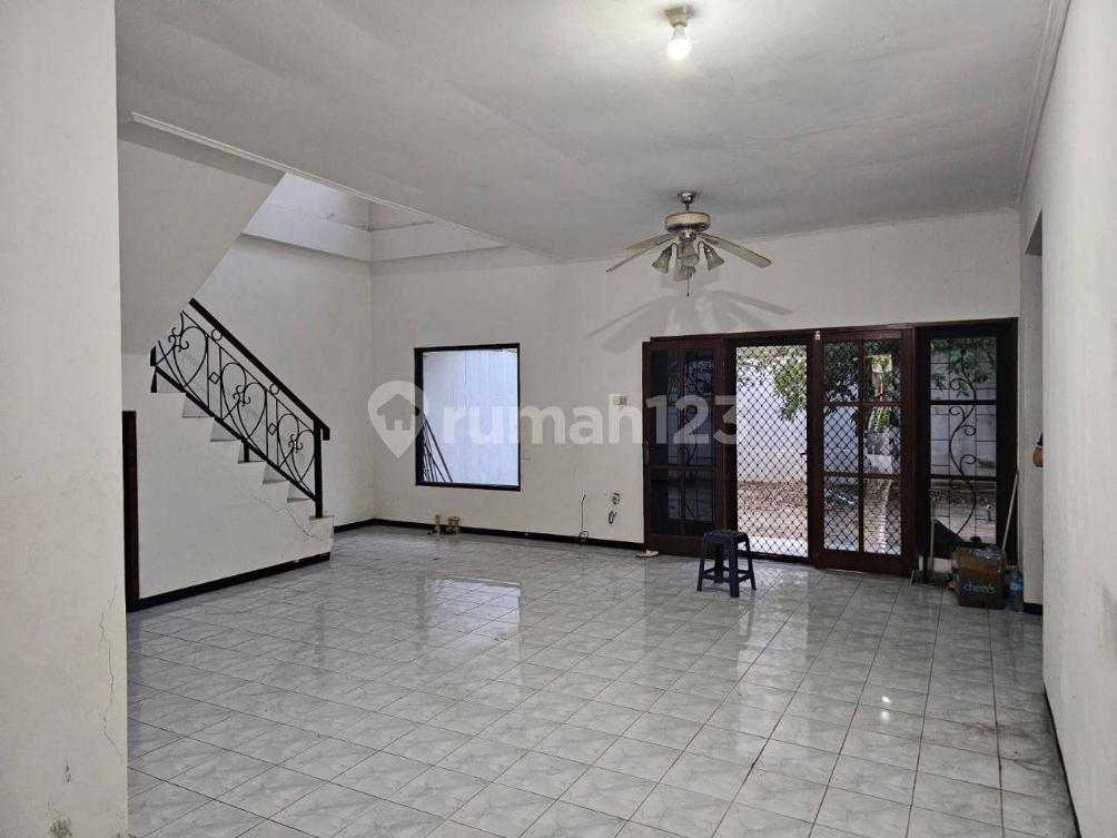 Spacious Two-Story House with Three Bedrooms