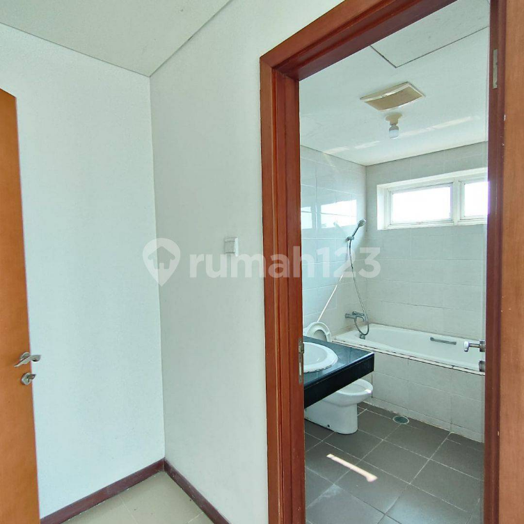 Modern Apartment in Green Bay Pluit Complex