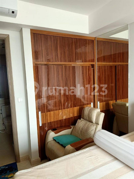Furnished 1BR Gold Coast Apartment with Lake View