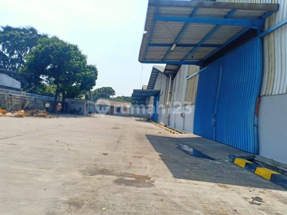 Large Industrial Warehouse with Container Access