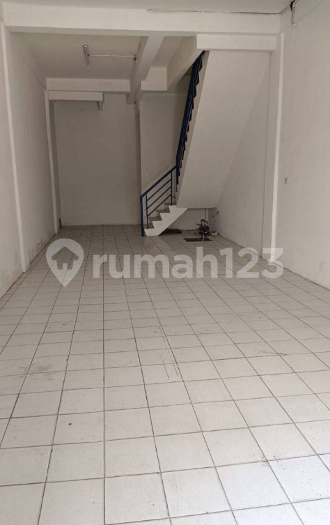 Spacious Three-Floor Commercial Space with Rooftop