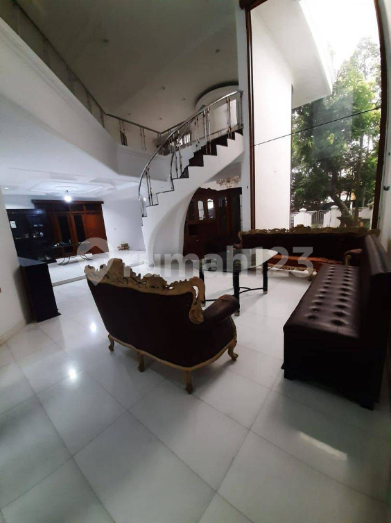 Luxurious Two-Story House with 4 Bedrooms