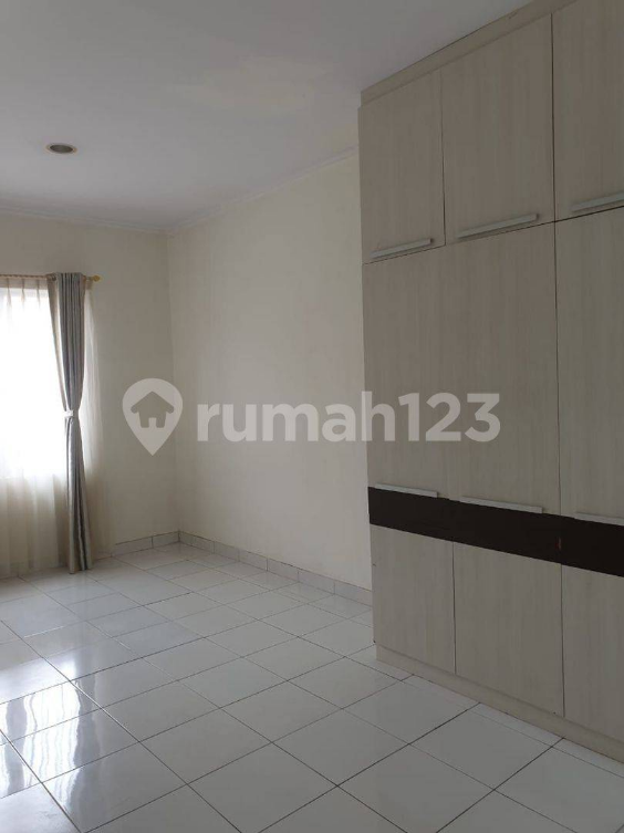 Spacious House in BSD City with Kitchen Set