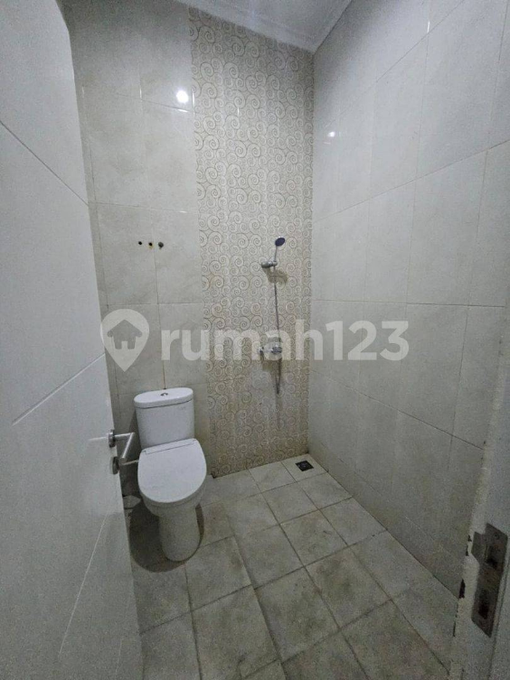 Minimalist 2-Bedroom House with Carport in Taman Kopo
