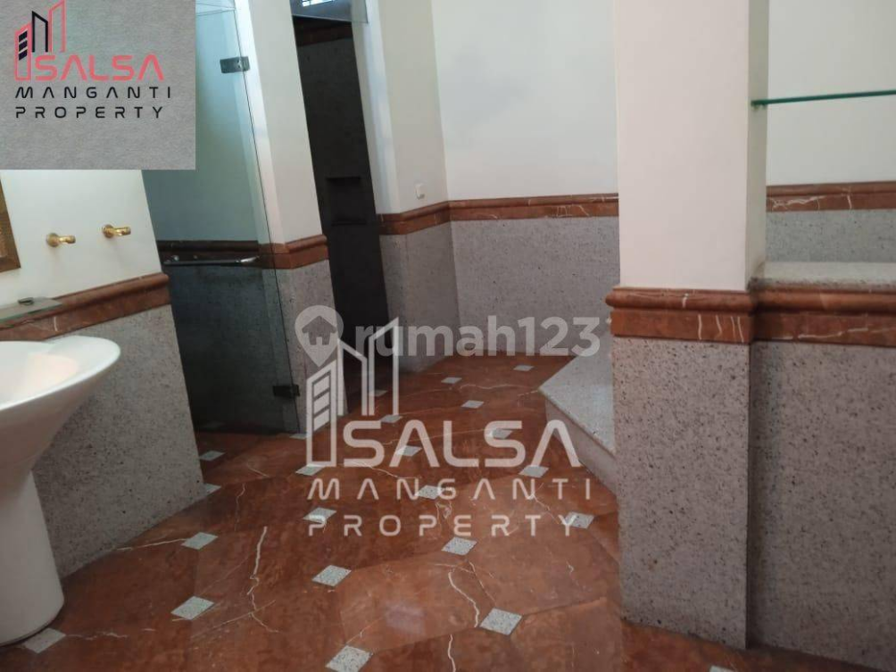 Spacious 5-Bedroom House with Pool in Kemang