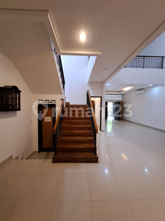 Modern Forest Home with 6 Bedrooms in Brawijaya