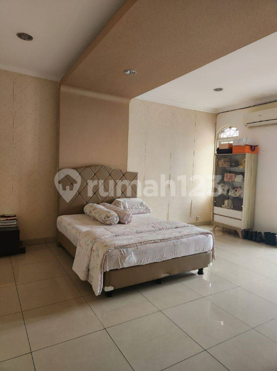 Furnished 2.5-Floor House Near PIK