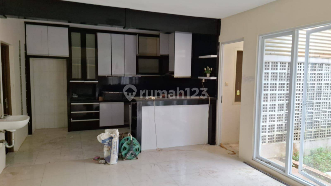 Modern 4-Bedroom House with Garden and Carport