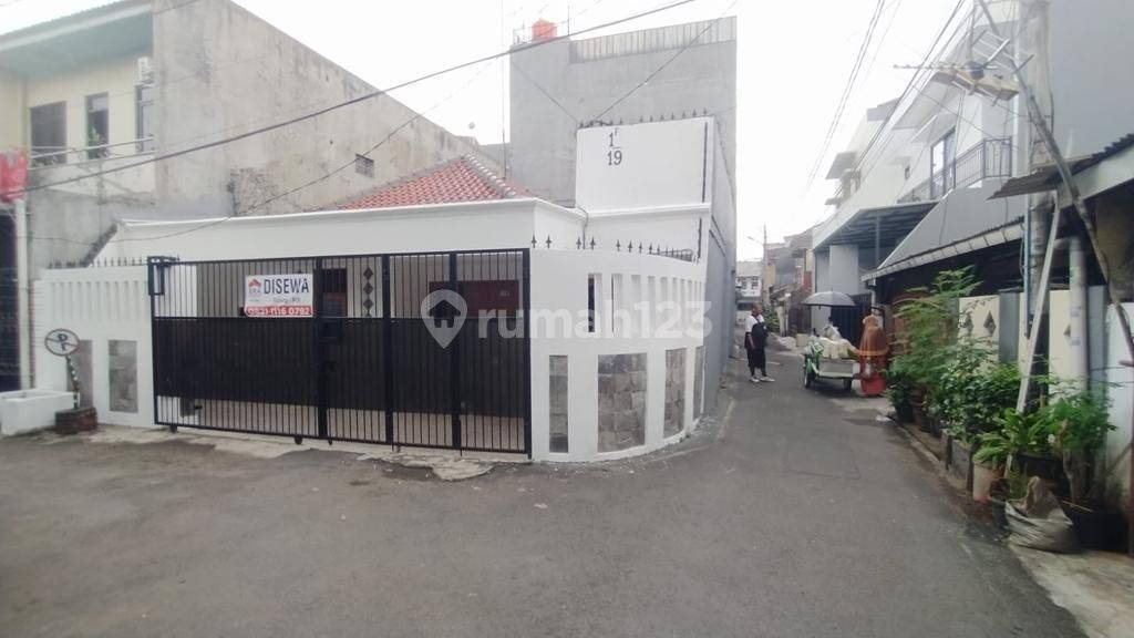 Strategic Corner House Near Tebet Eco Park