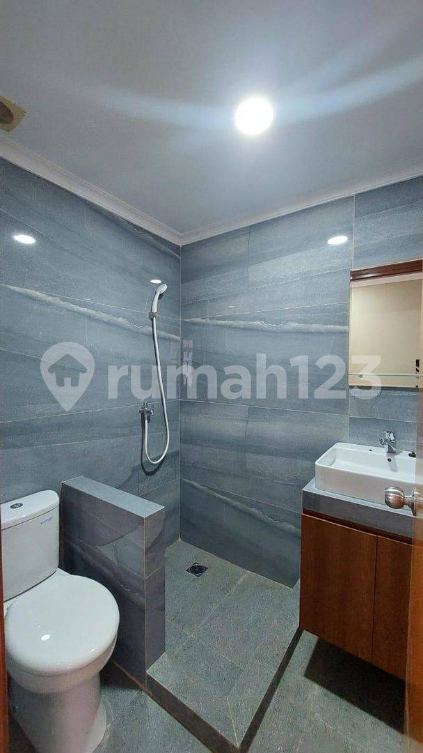 Spacious 3BR Grand Palace Apartment East Facing