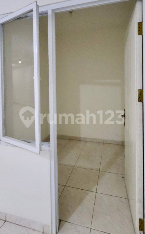 Spacious 5-Bedroom Townhouse with Modern Interior
